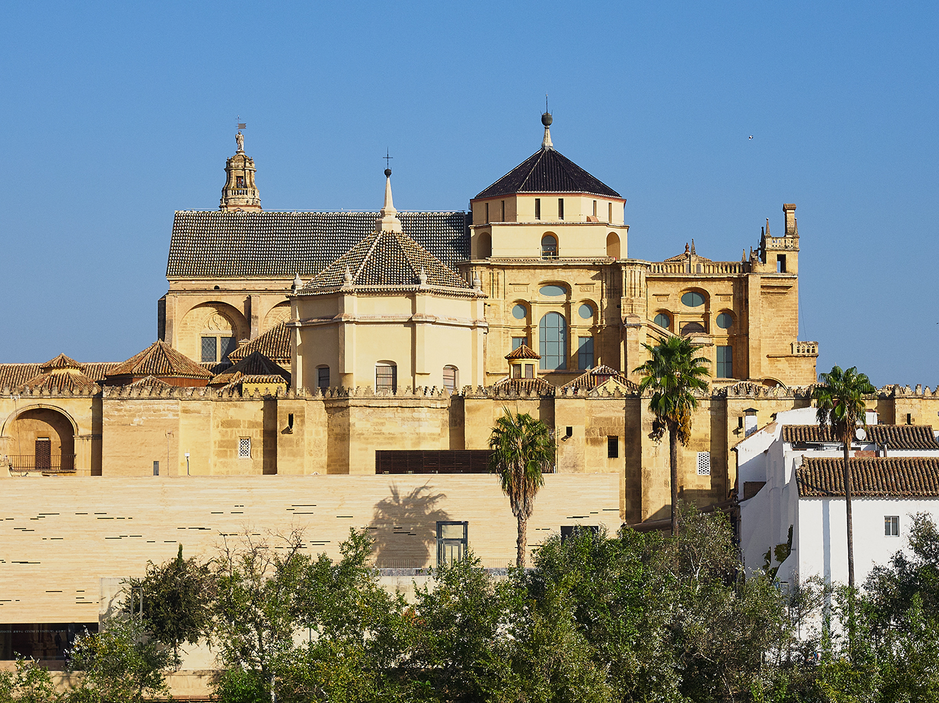 Mešita postavená Maury a obehnaná pevností stojí přímo v centru Córdoby