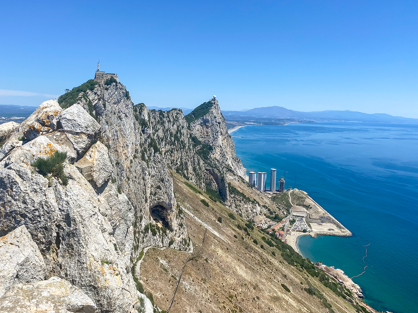 Skály na Gibraltaru dosahují do výšky impozantních 426 metrů
