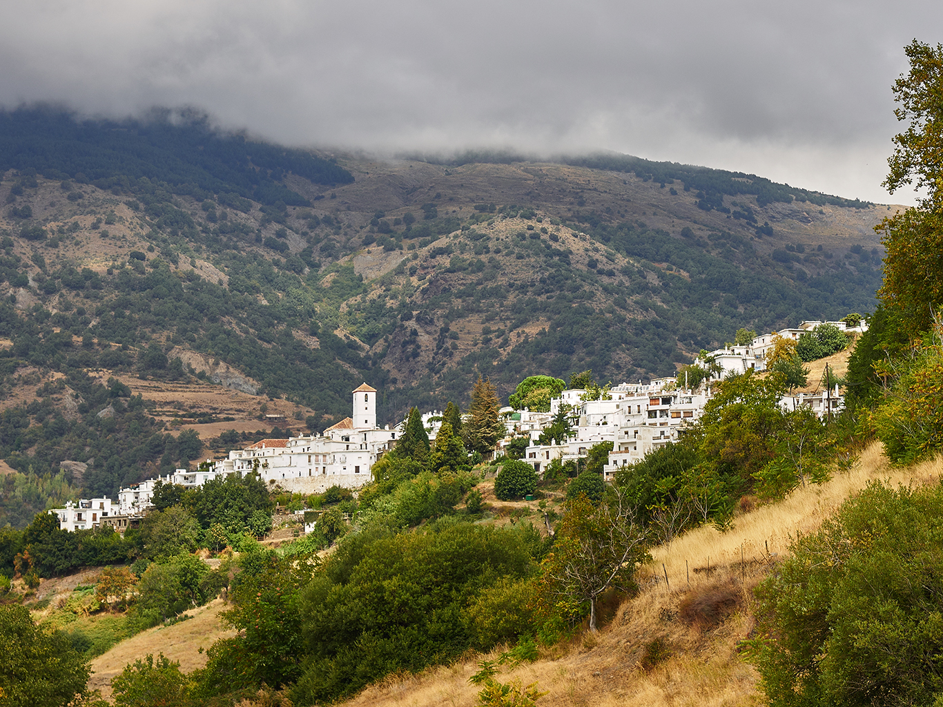 Mezi vysokými horami pohoří Las Alpujarras leží malé stylové vesničky