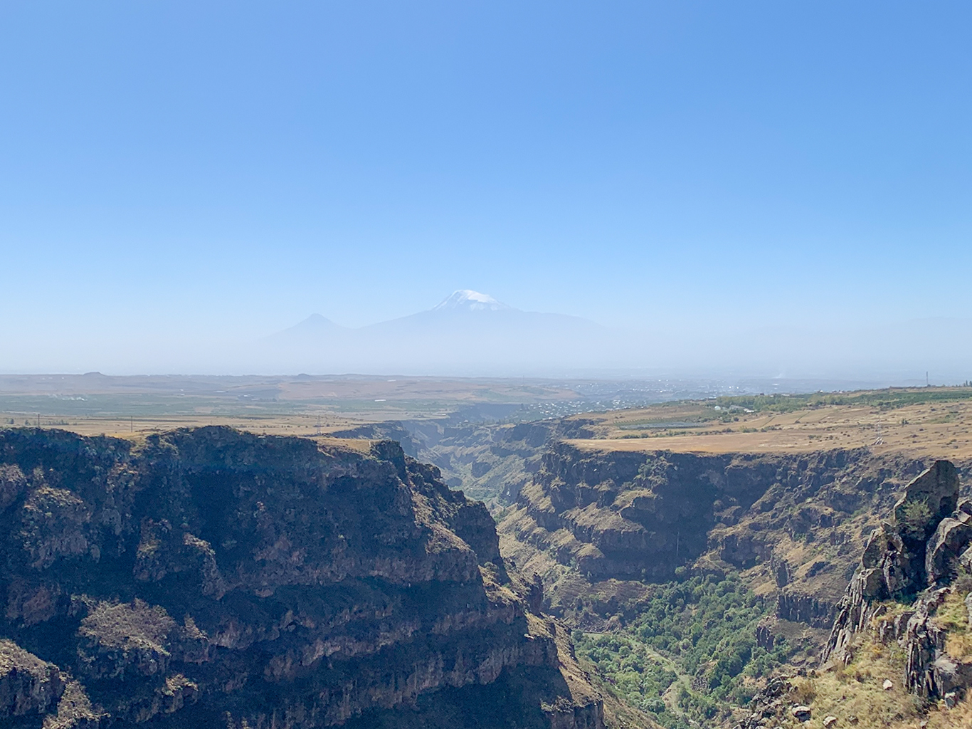 Výhled do kaňonu Kasach a na posvátnou horu Arménů Ararat