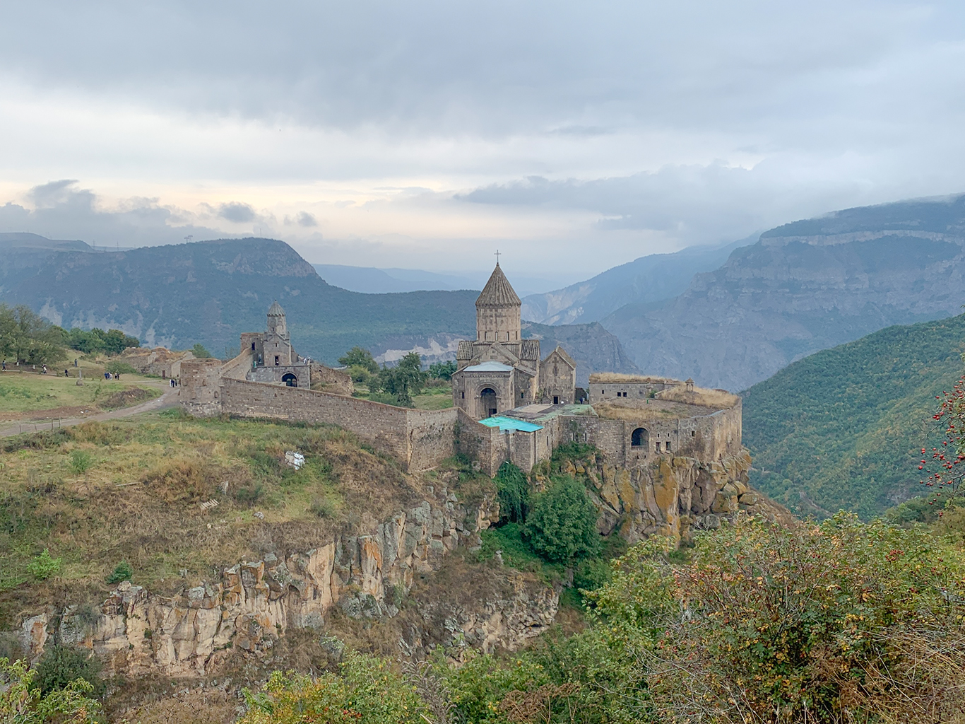 Nad soutěskou řeky Vorotan se tyčí starobylý klášter Tatev