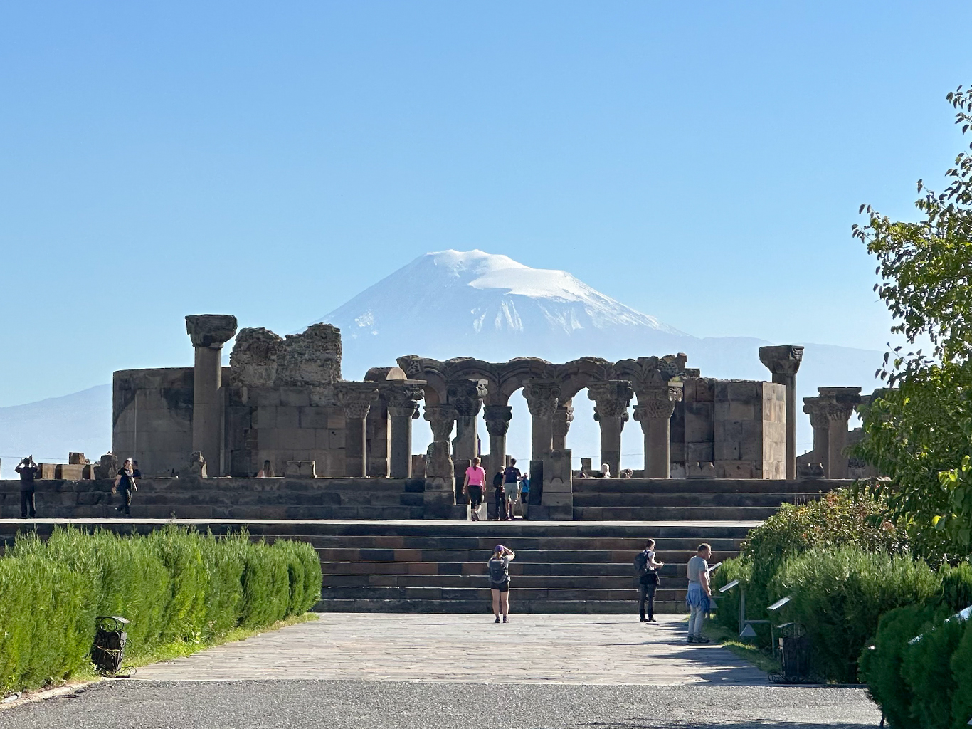 Ruiny katedrály Zvartnoc s ikonickou horou Ararat v pozadí