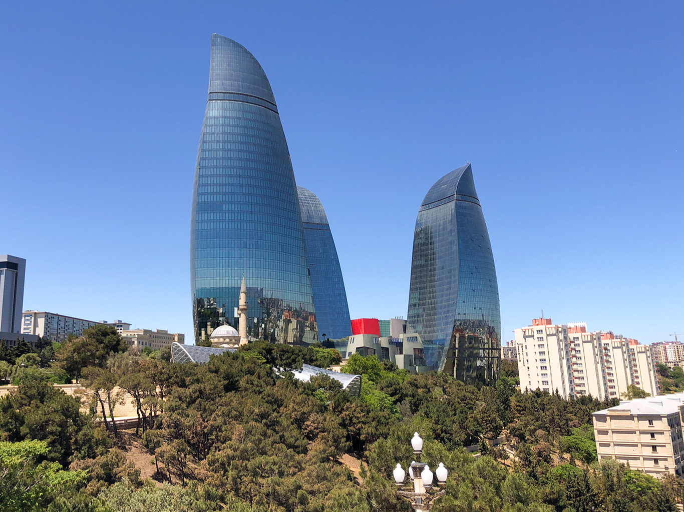 Skupina tří mrakodrapů v Baku se nazývá Flame Towers