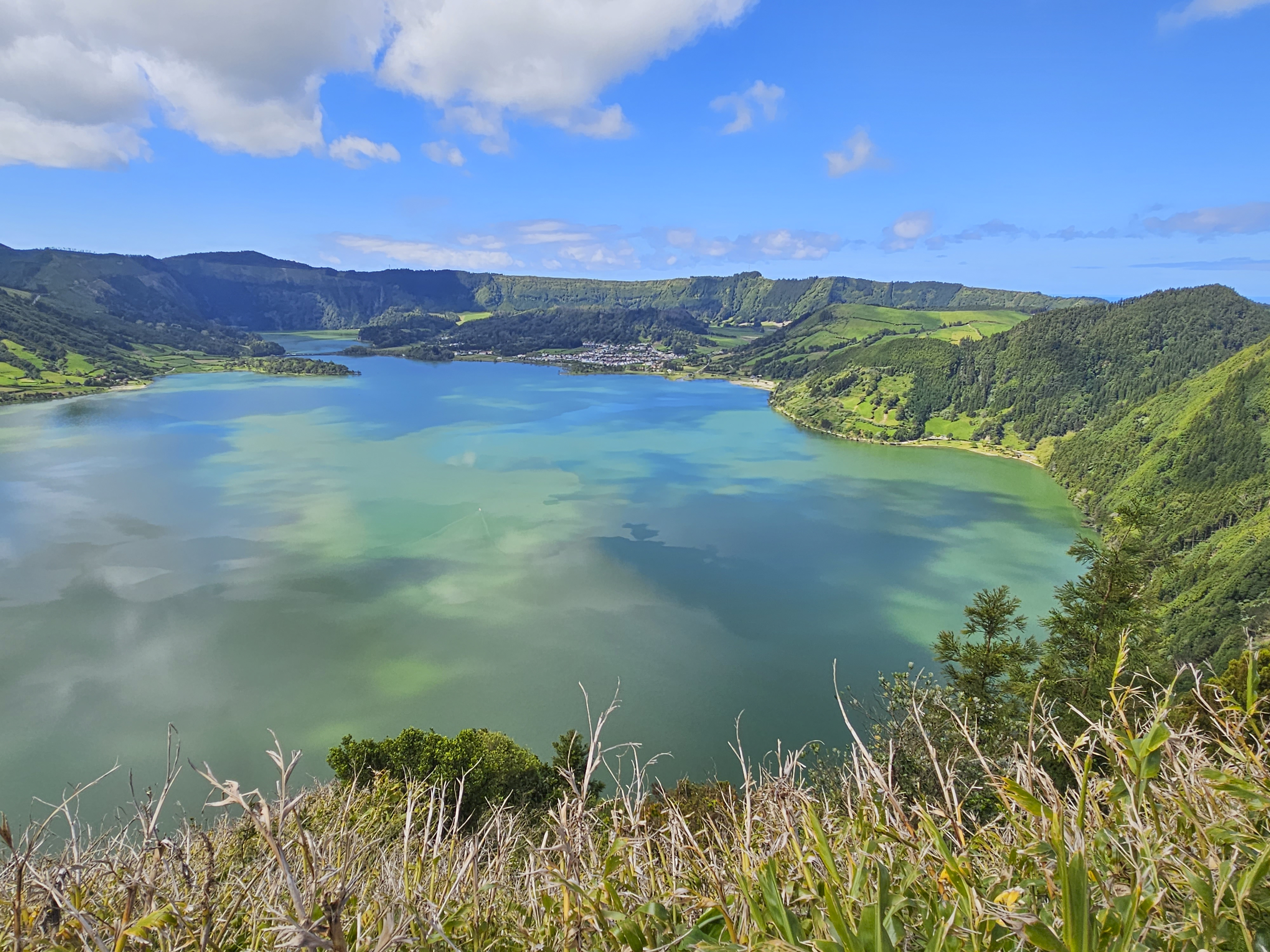 Kalderu Sete Cidades vyplňuje modré jezero Lago Azul