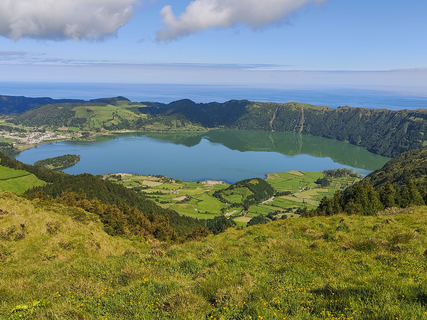 Túra po hraně kaldery s výhledy na kráterové jezero Lago Azul a oceán