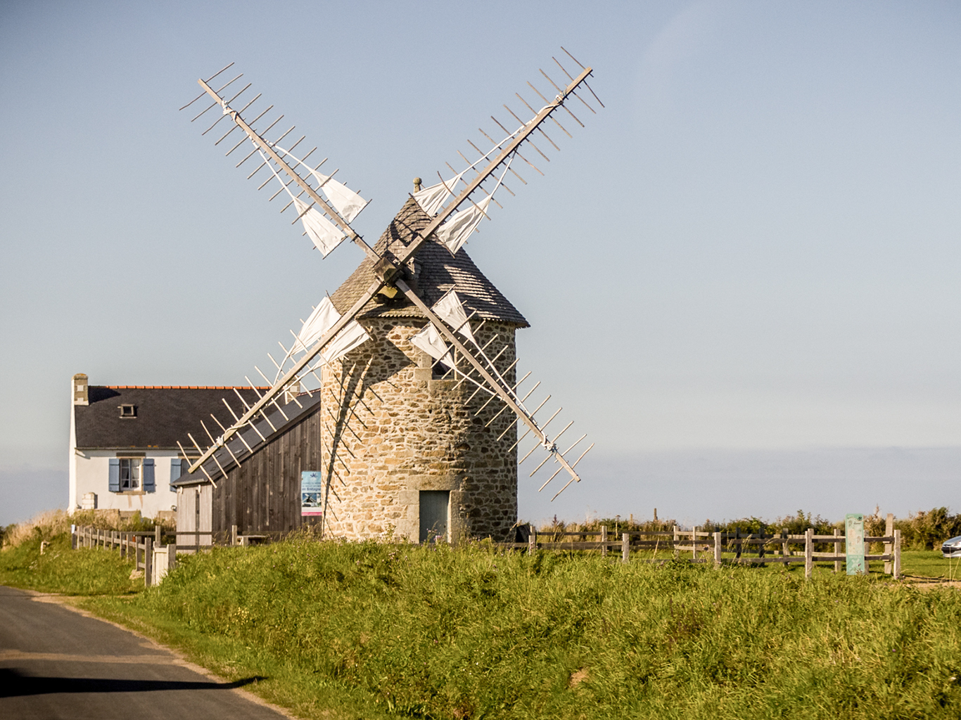 Prastarý větrný mlýn v Bretani