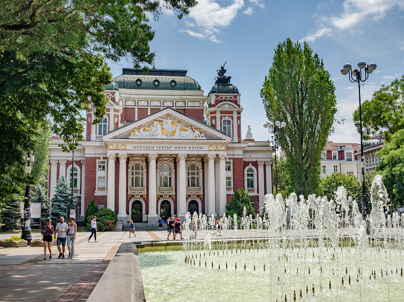 Noblesní budova Národního divadla v Sofii
