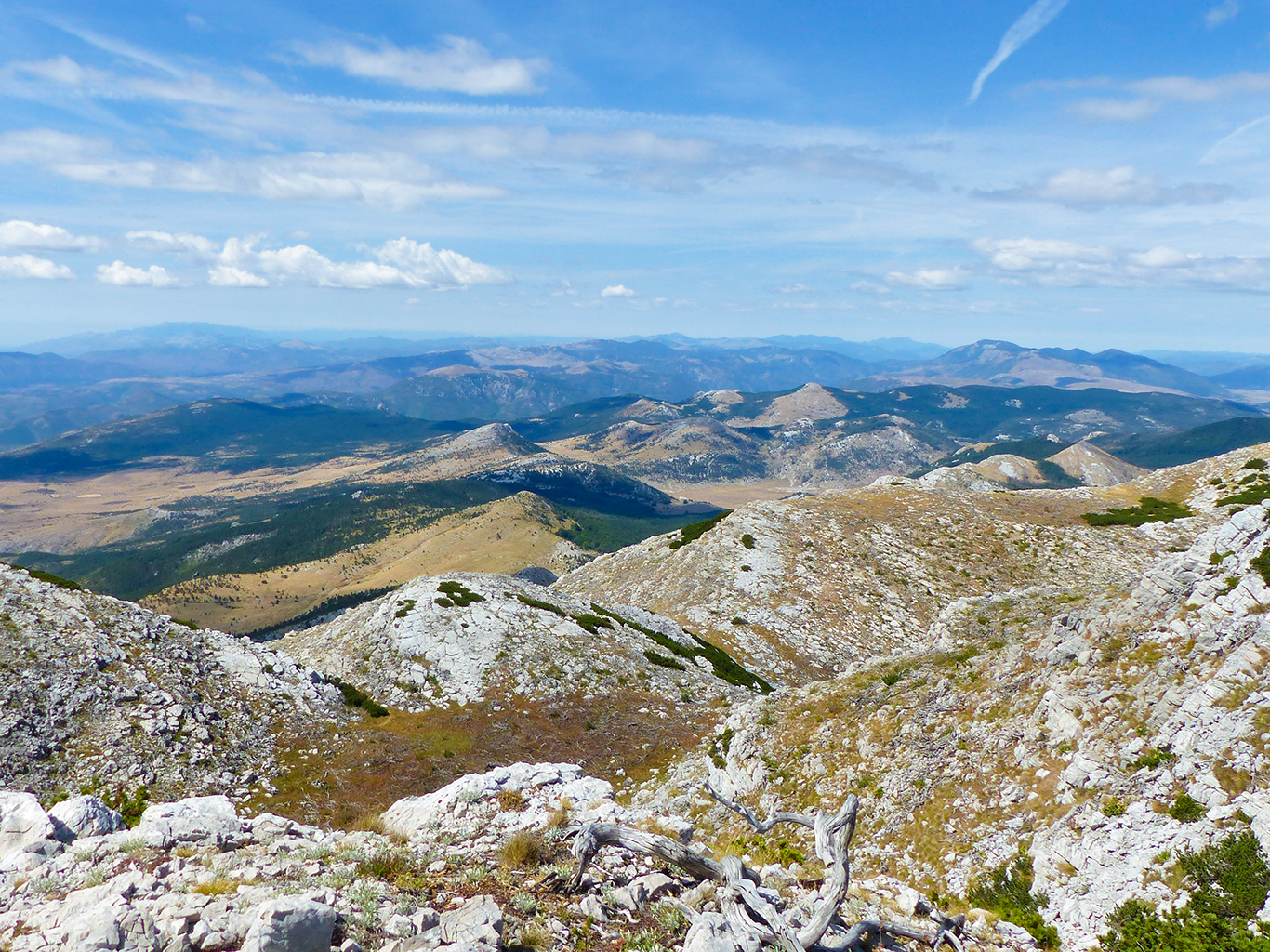 Panoramata pohoří Dinara skýtají nespočet vrcholů