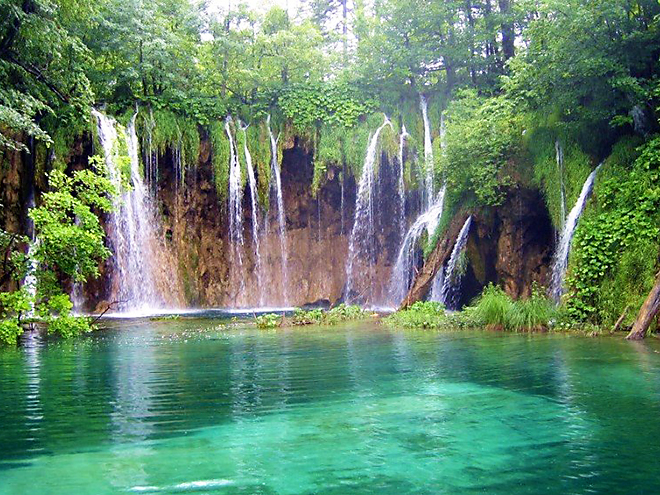 Příjemné zátiší vodopádů v národním parku Plitvická jezera