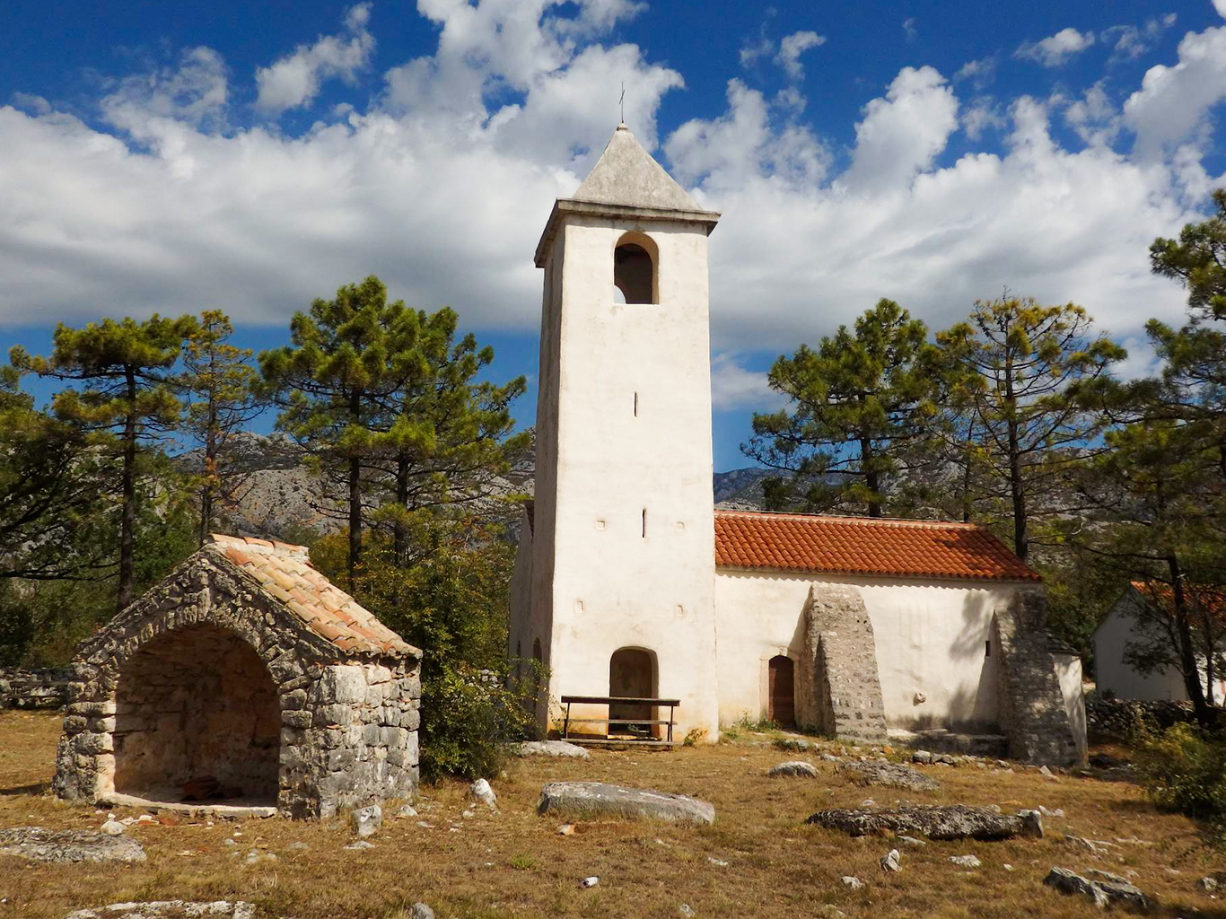 Malebný kostelík sv. Petra ze 13. století ve Starigradu-Paklenica 