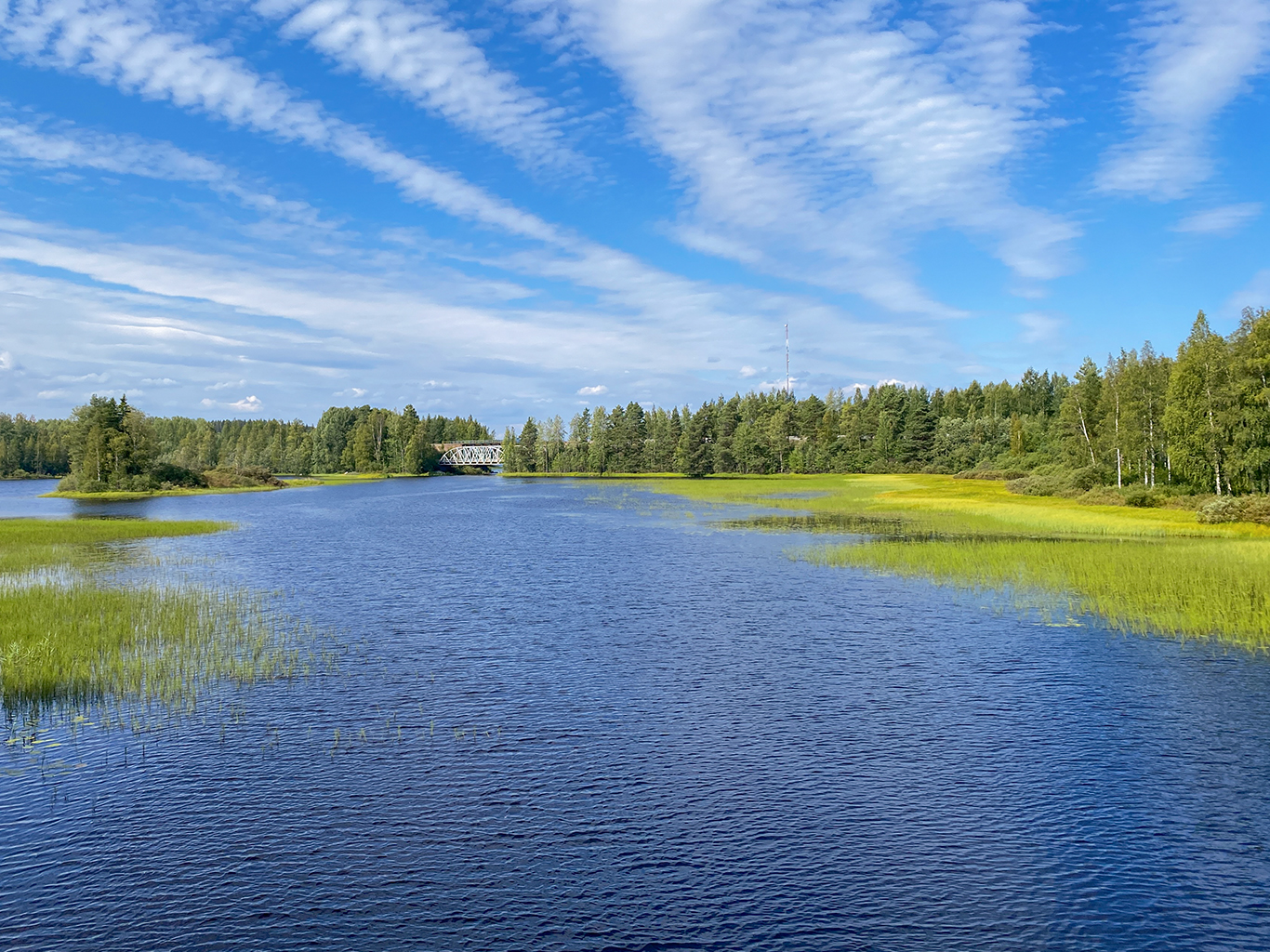 Krásné jezero Karikkoselkä u vesnice Petäjävesi