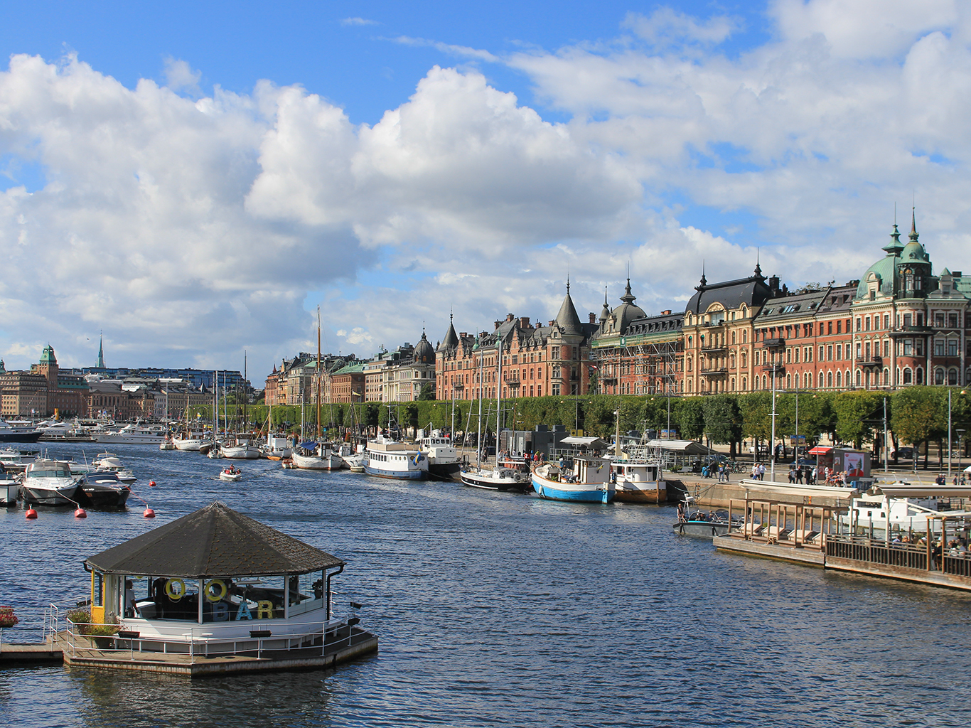 Město Stockholm je protkáno hustou sítí vodních kanálů