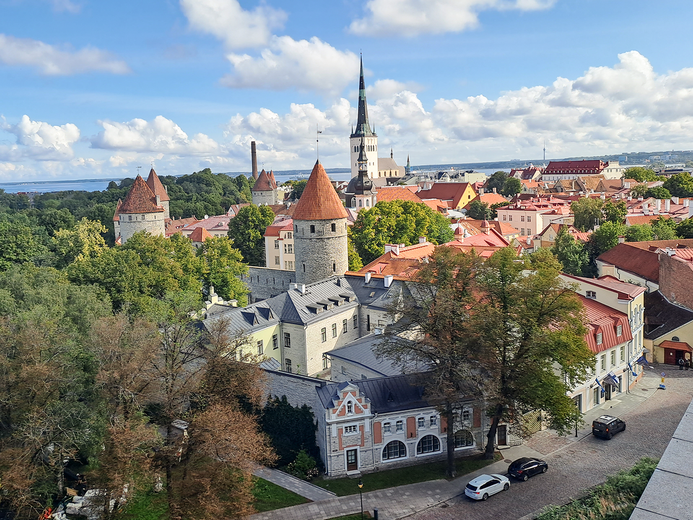 Hradební věže Tallinnu a kostel svatého Olafa