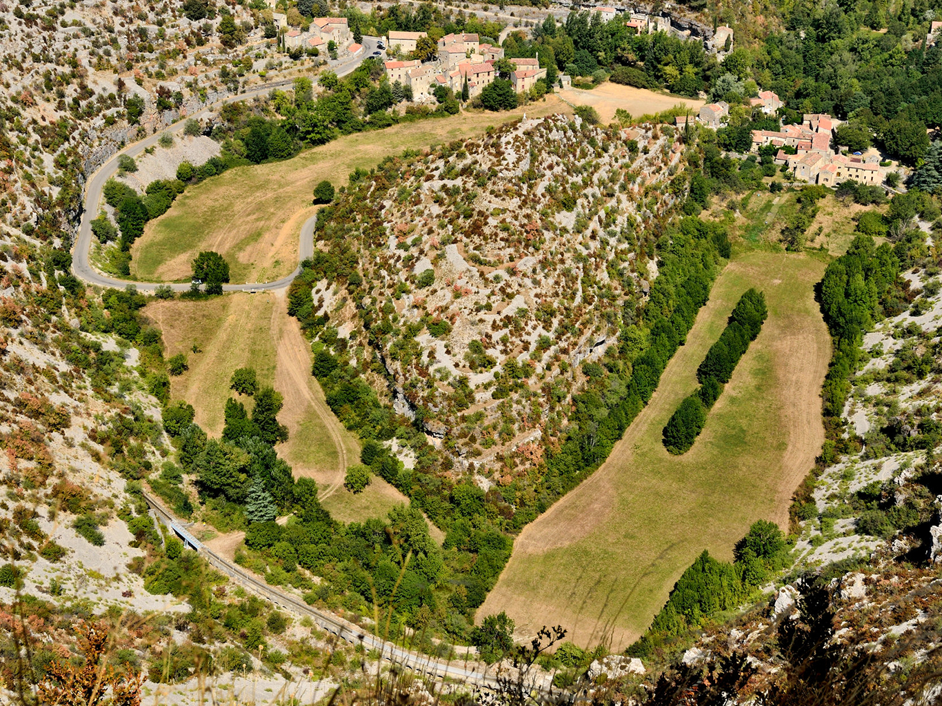 Cirque de Navacelles vznikl přehrazením meandru řeky Vis