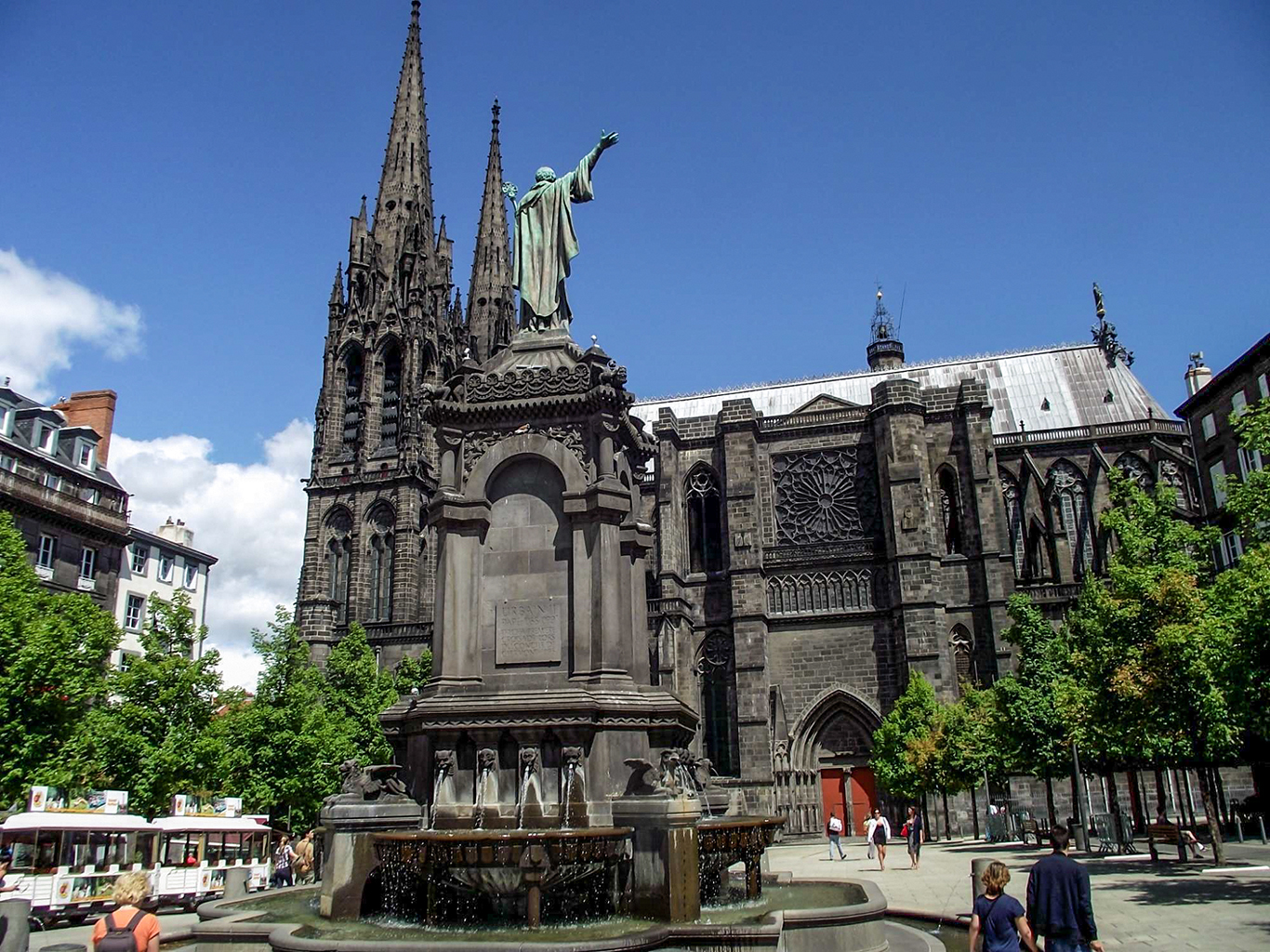 Také katedrála v Clermont-Ferrand je vystavěná z tmavé sopečné horniny