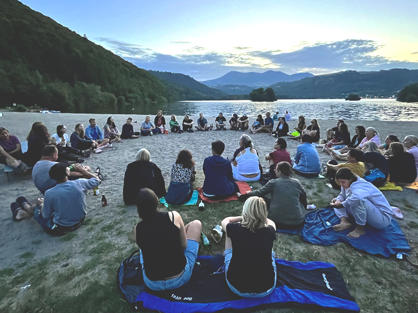 Večerní posezení na pláži u jezera Lac Chambon