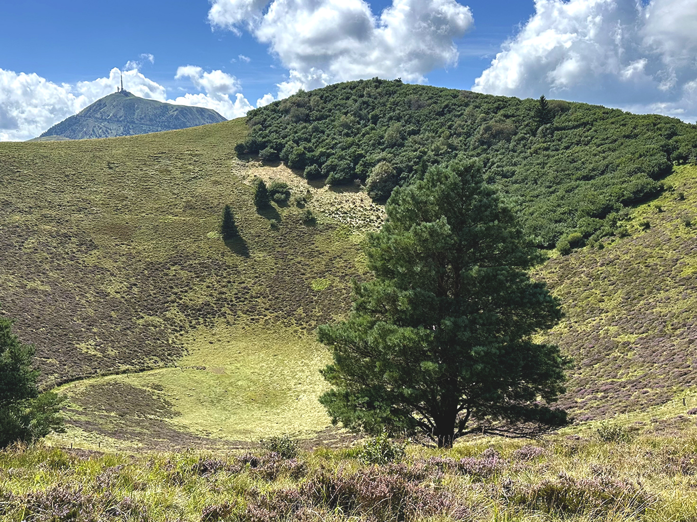 Kráter vyhaslé sopky Puy Pariou s Puy-de-Dôme v pozadí