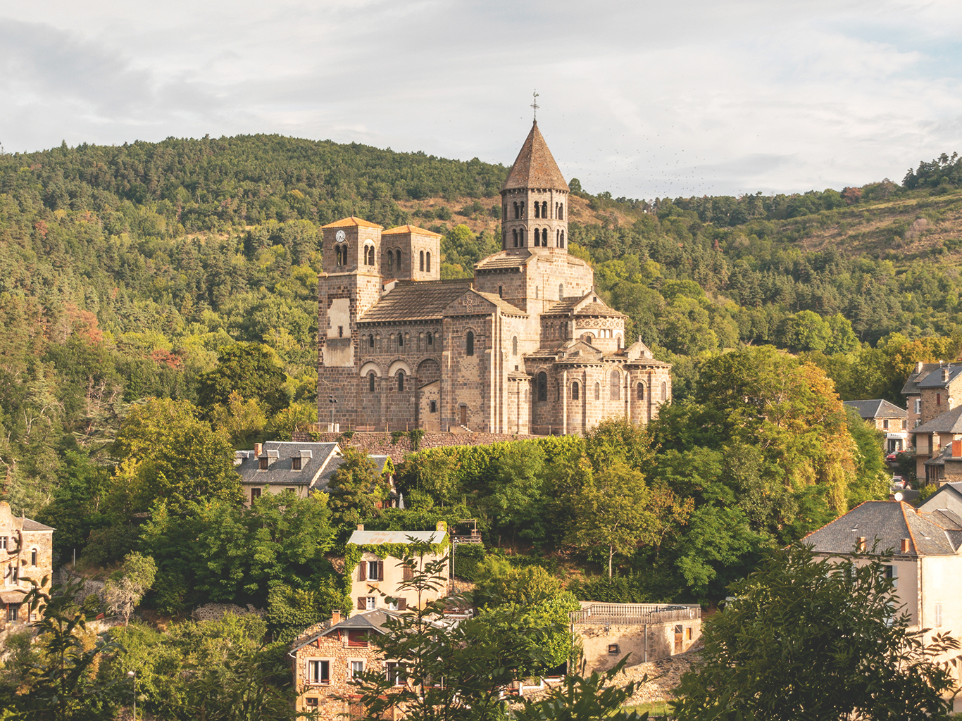 Dominantou malebné vesnice Saint-Nectaire je románský kostelík