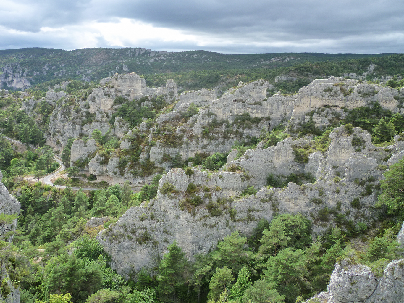 Rozsáhlé vápencové skalní město Montpellieux-le-Vieux