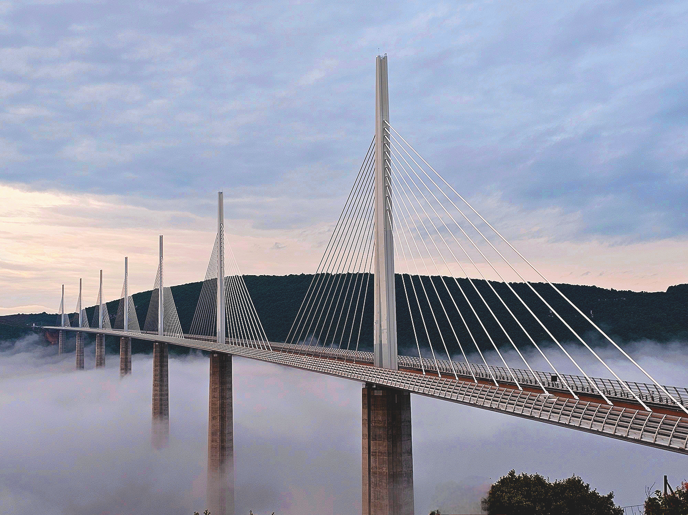 Viaduc de Millau překlenuje údolí řeky Tarn