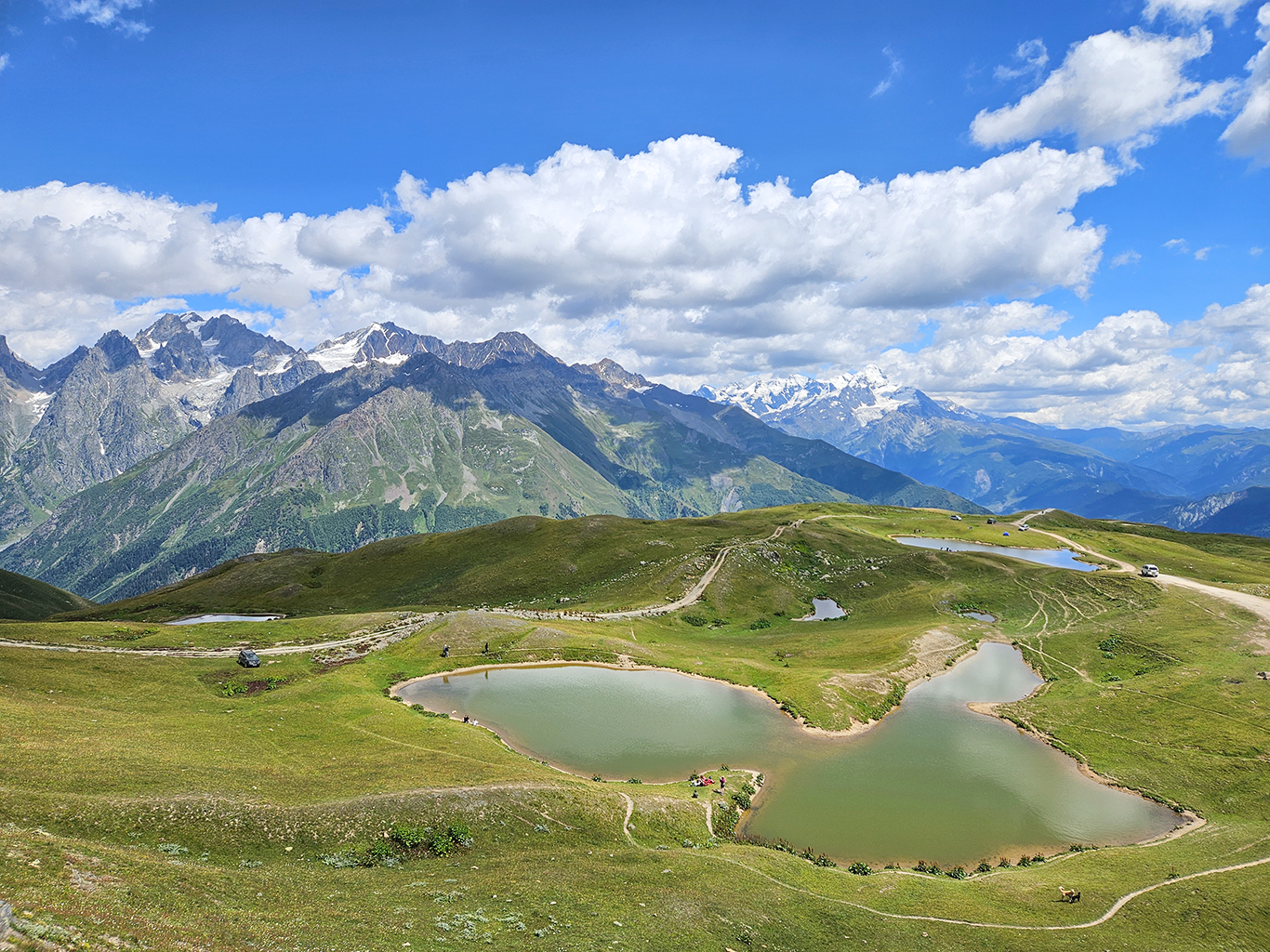 Jezera Koruldi leží v nadmořské výšce 2 740 m nad mořem