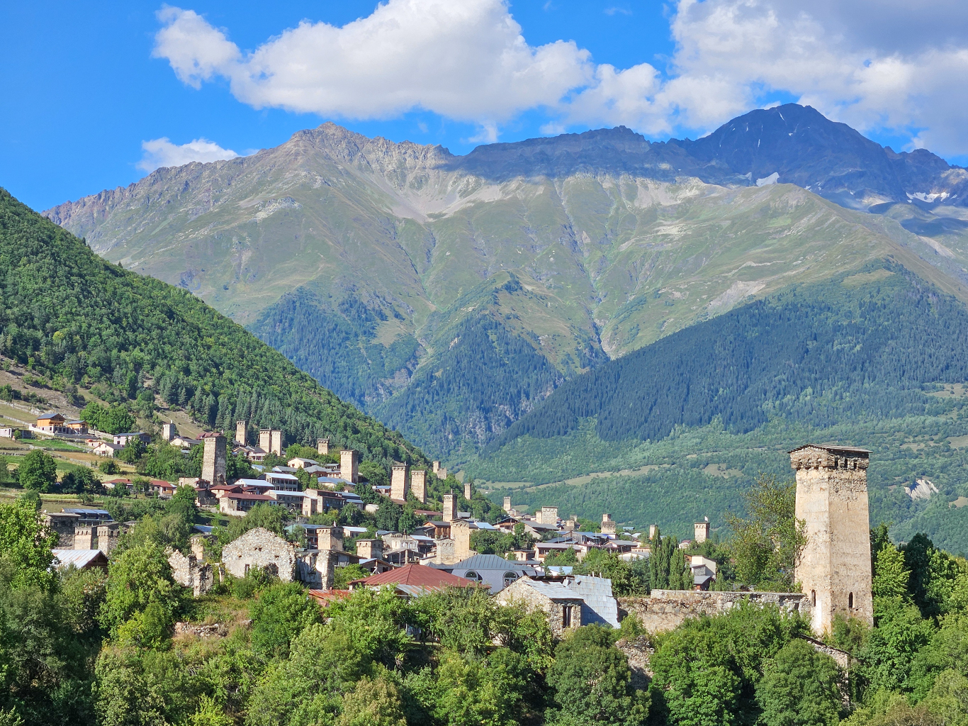 Vesnice Mestia je zařazena na Seznam světového dědictví UNESCO