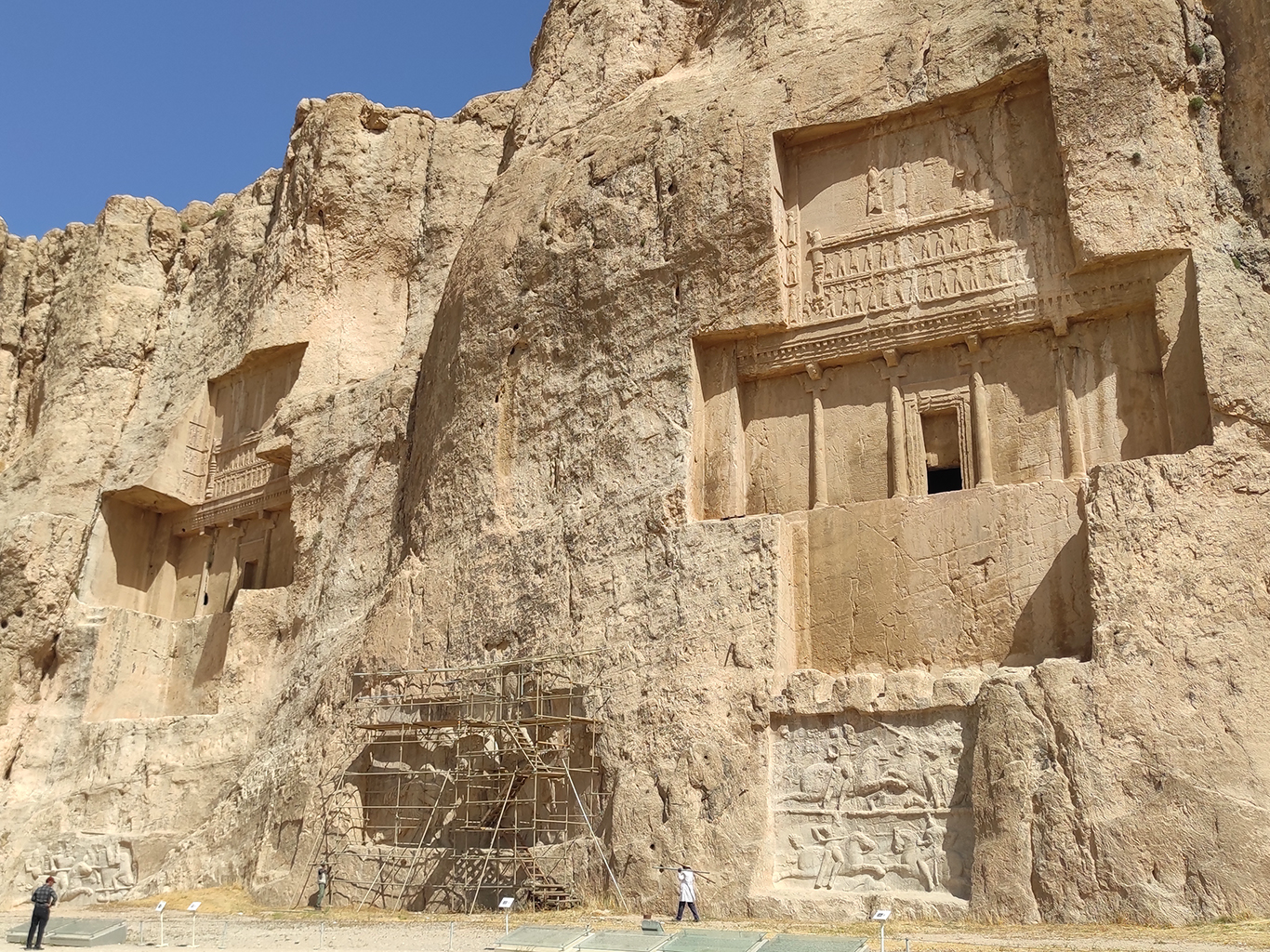 Skalní hrobky panovníků dynastie Achaimenovců v Nakš-e Rostam