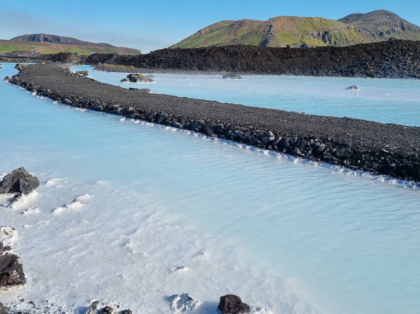 Voda Modré laguny pochází z nedaleké geotermální elektrárny Svartsengi