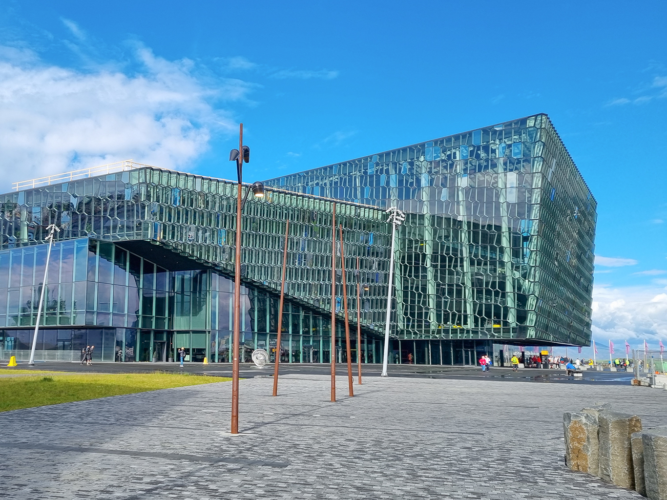 Moderní koncertní síň Harpa je dominantou přístavu v Reykjavíku