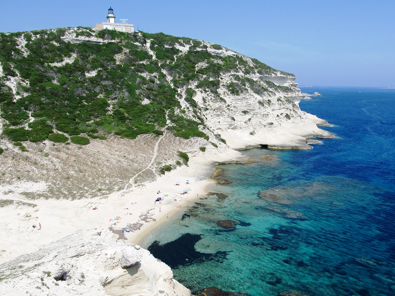 Nejjižnější bod Korsiky Capo Pertusato leží jen 12 km od Sardinie