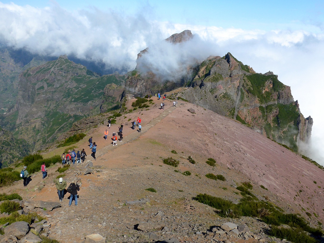 Sestup z vrcholu Pico Arieiro doprovází krásné panoramatické výhledy