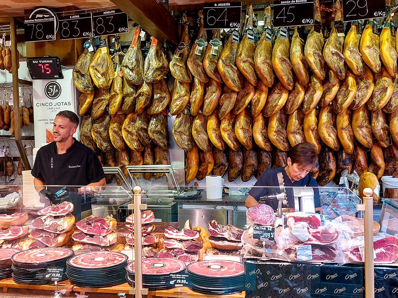 Vyhlášenou španělskou specialitou je sušená šunka jamón serrano