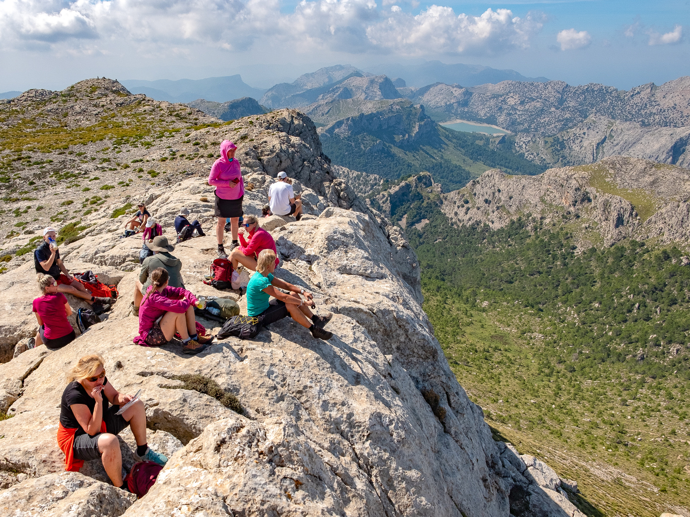 Výhled z vrcholu Puig de Massanella v pohoří Serra de Tramuntana