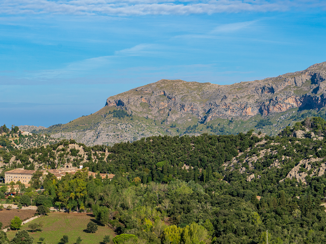 Na úpatí pohoří Serra de Tramuntana se nachází klášter Lluc