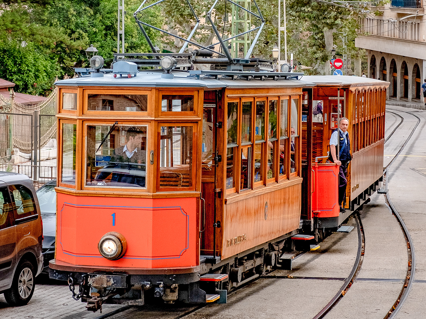 Historická tramvaj spojuje Soller a přístav Port de Soller