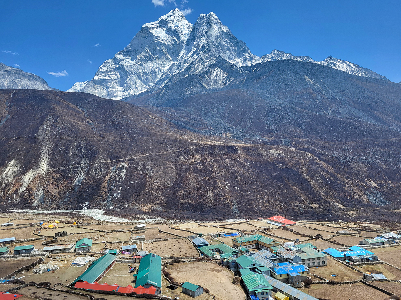 Horská vesnička Dingboche pod dominantní horou Ama Dablam