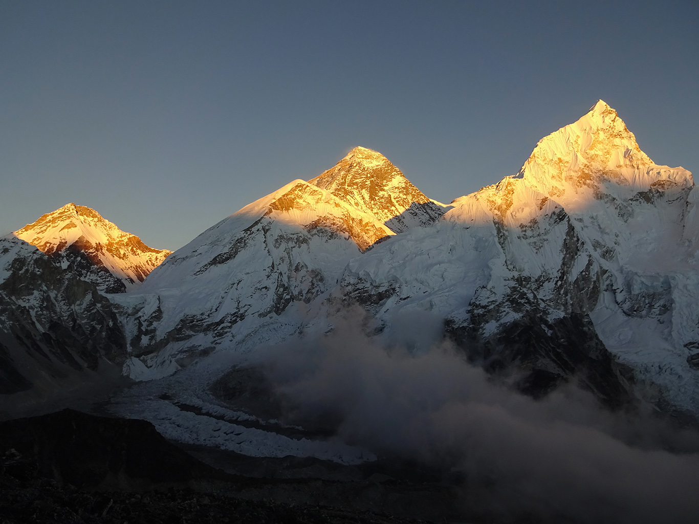 Večerní panoramatický pohled na Khumbutse, Mount Everest a Nupce