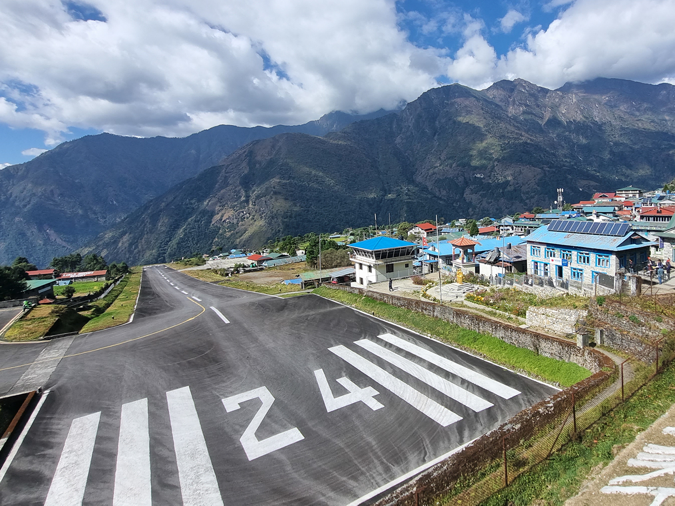 Letiště v Lukle je zasazeno mezi vysokými horskými štíty