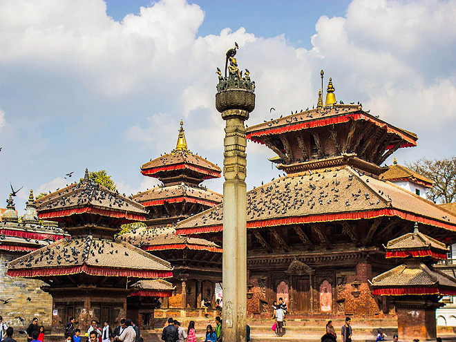 Chrám Bhimsen na náměstí v Káthmándú je plný holubů
