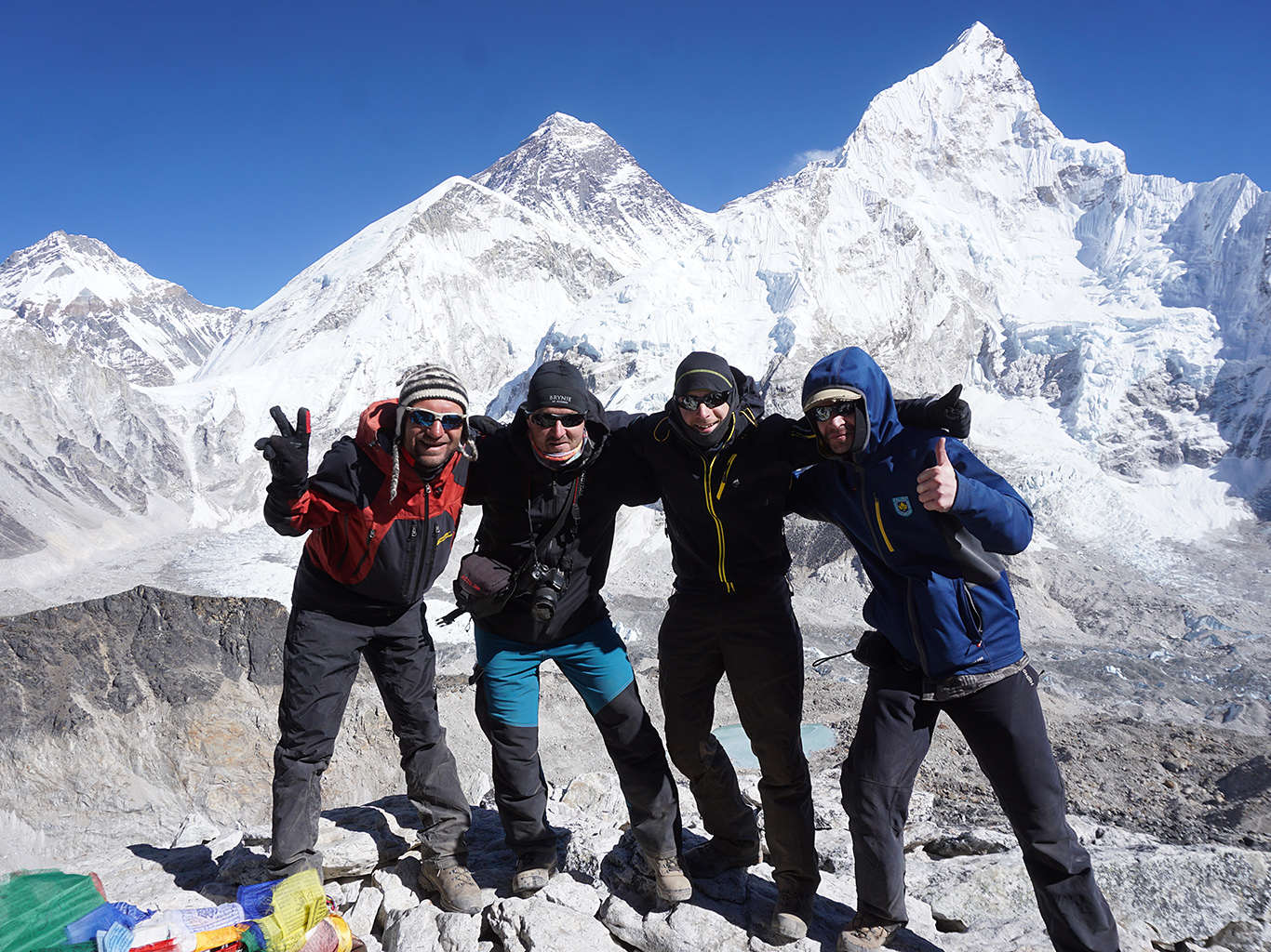 Vrcholová radost na Kala Pattharu, v pozadí Khumbutse, Everest, Nupce