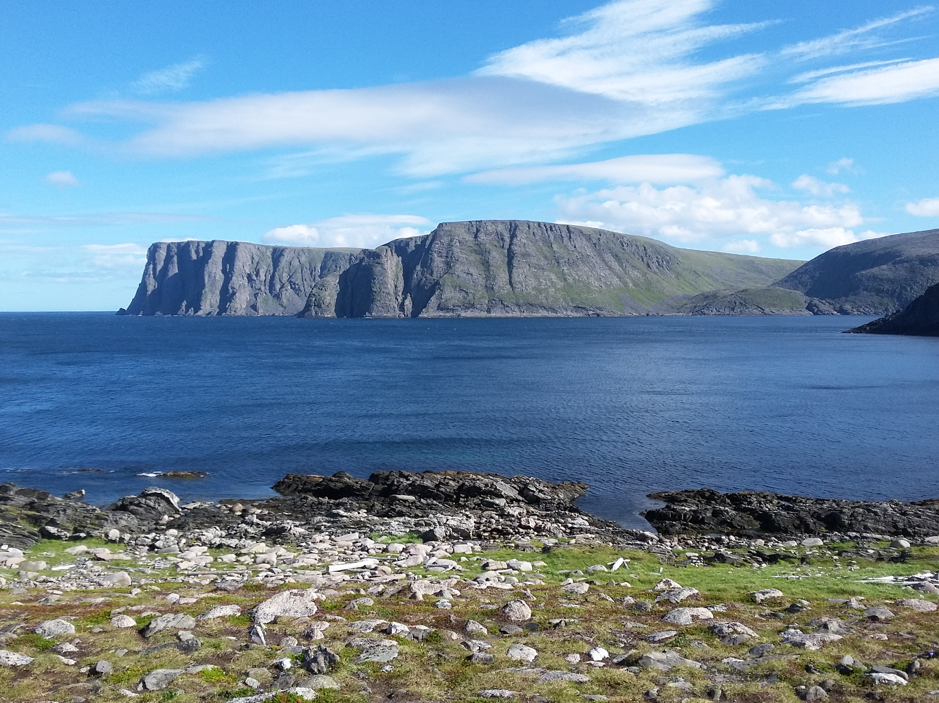 Z útesu Knivskjelodden je na dohled impozantní 307 m vysoký Nordkapp