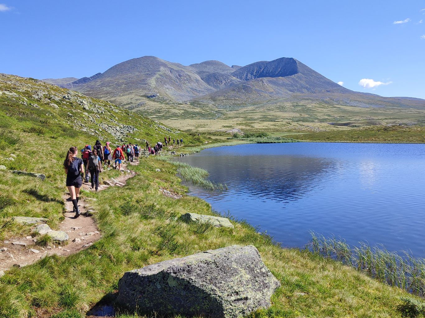 Túra kolem jezera Høvringsvatne na chatu Peer Gynt v NP Rondane