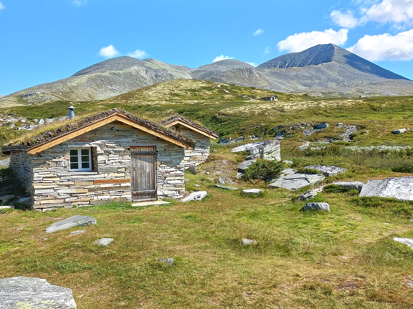 Túru norskou krajinou v NP Rondane občas zpestří tradiční obydlí