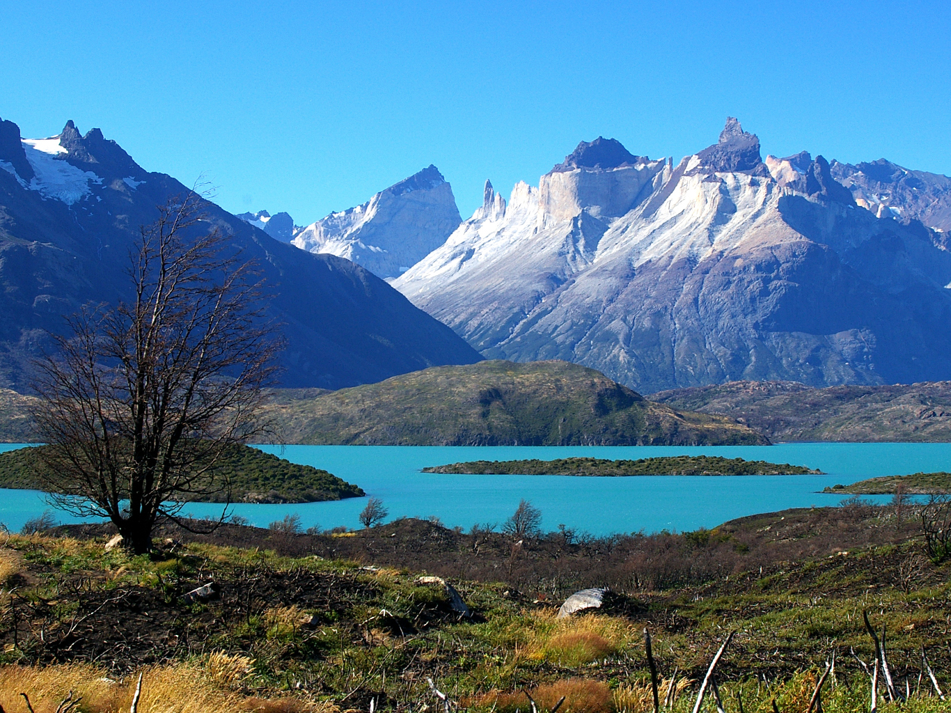 Tyrkysově modré jezero Pehoé v pozadí s unikátními vrcholy Los Cuernos 