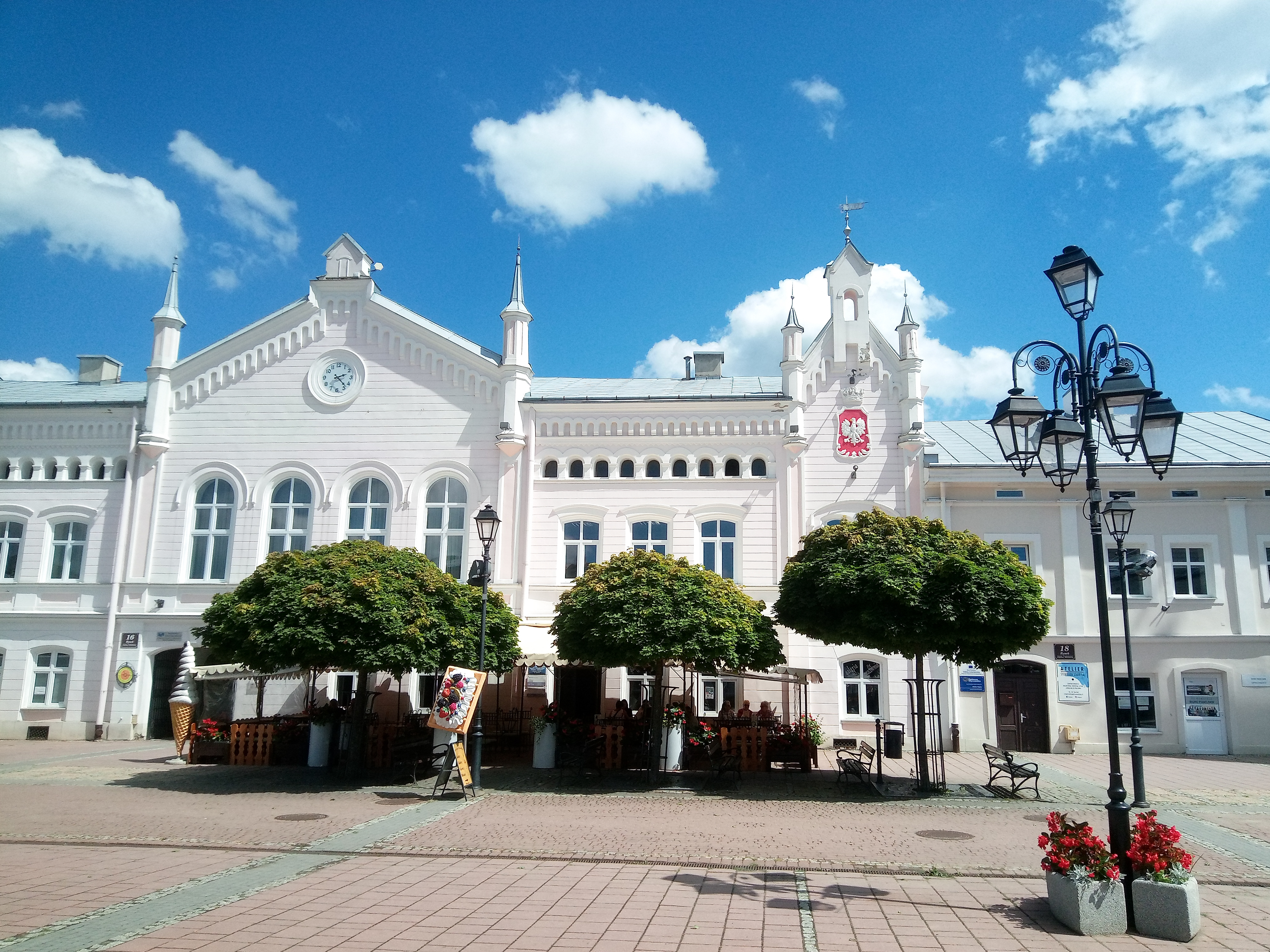 Malebná radnice budova radnice v centru městečka Sanok