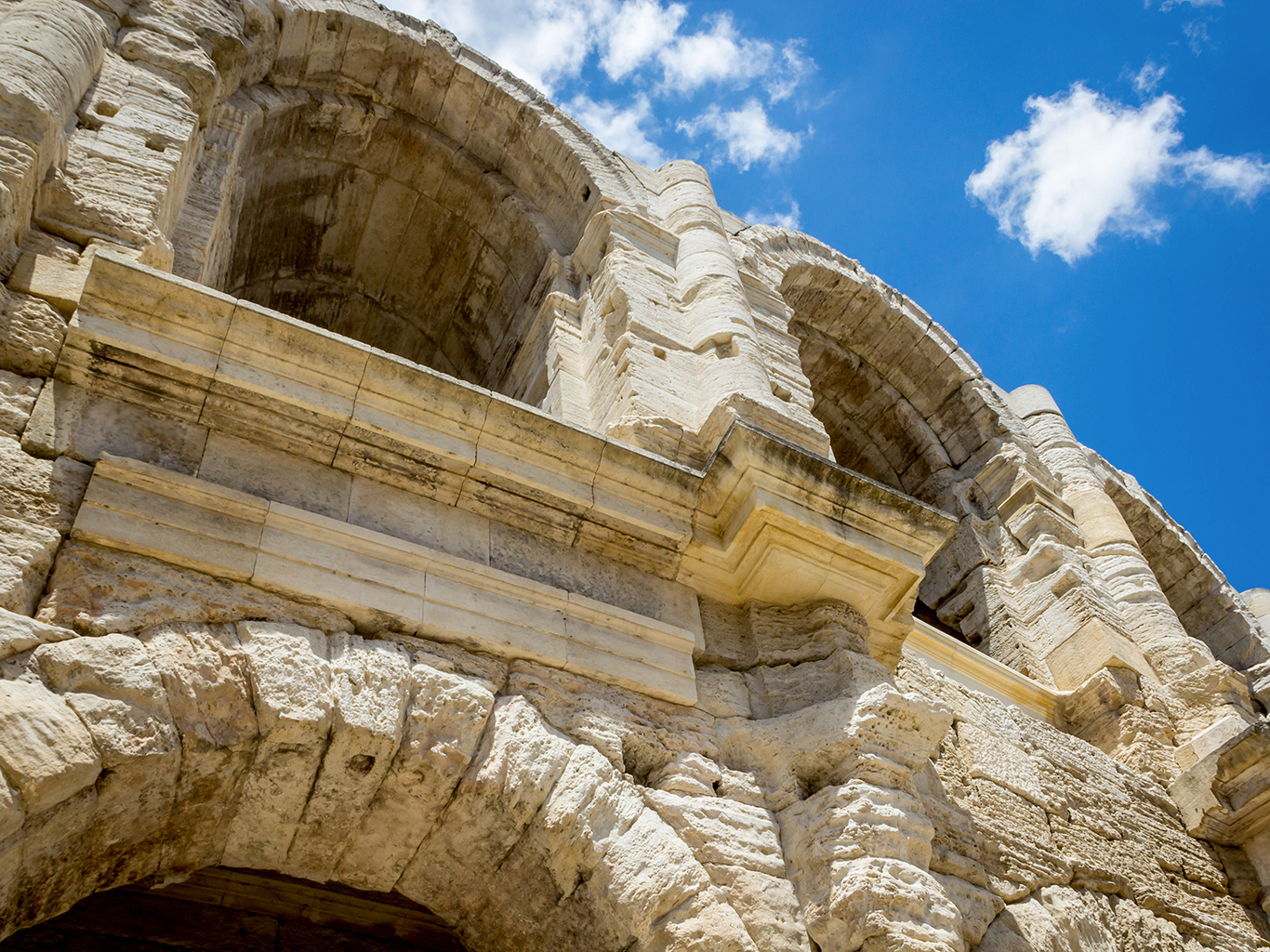 Detail antických oblouků Les Arènes ve městě Arles