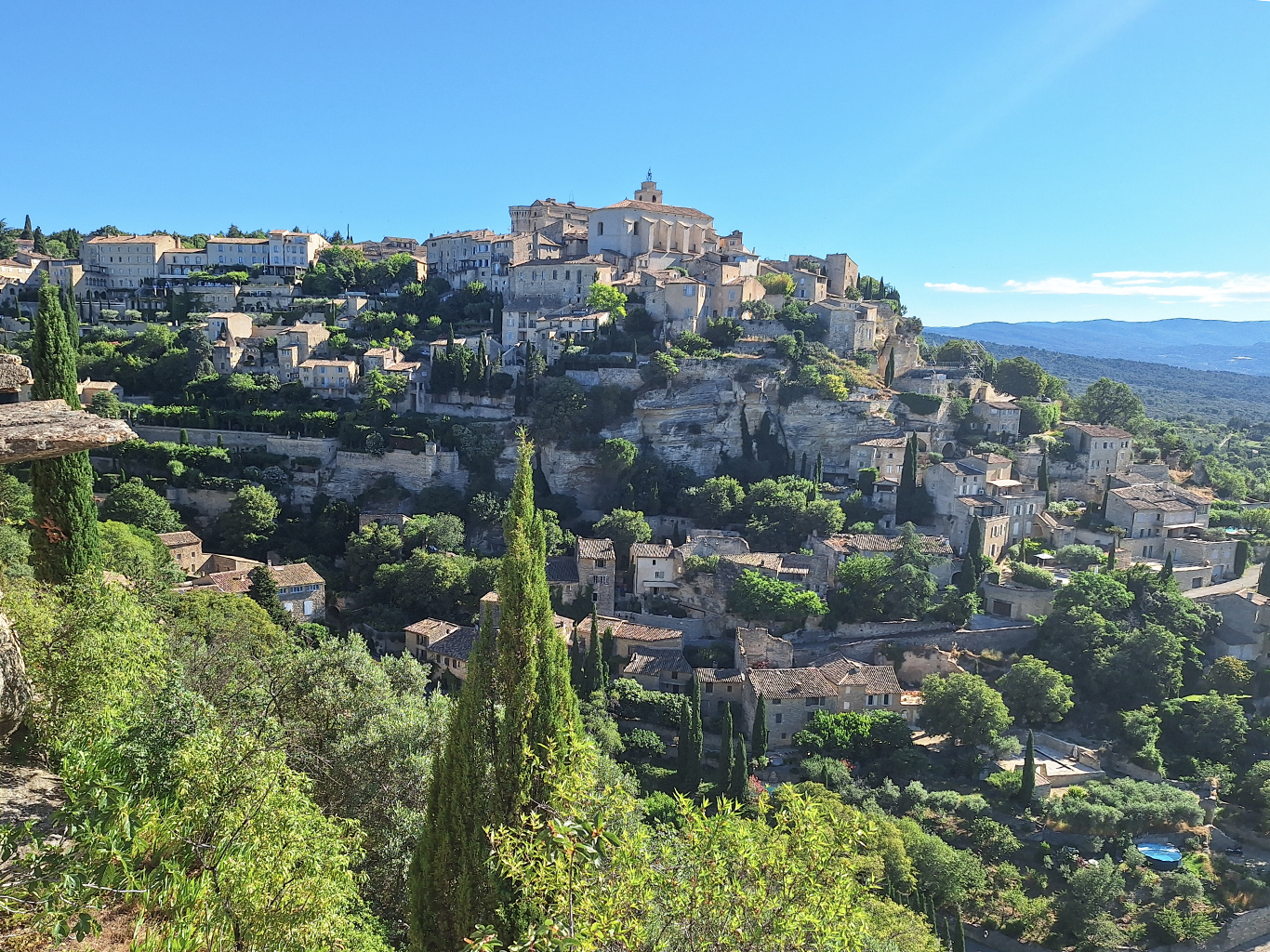 Vesnička Gordes vystavěná na skále má svůj typicky provensálský ráz