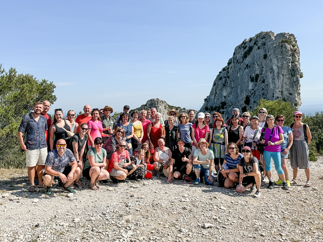 Skupinové foto ve skalnaté krajině masivu Les Alpilles