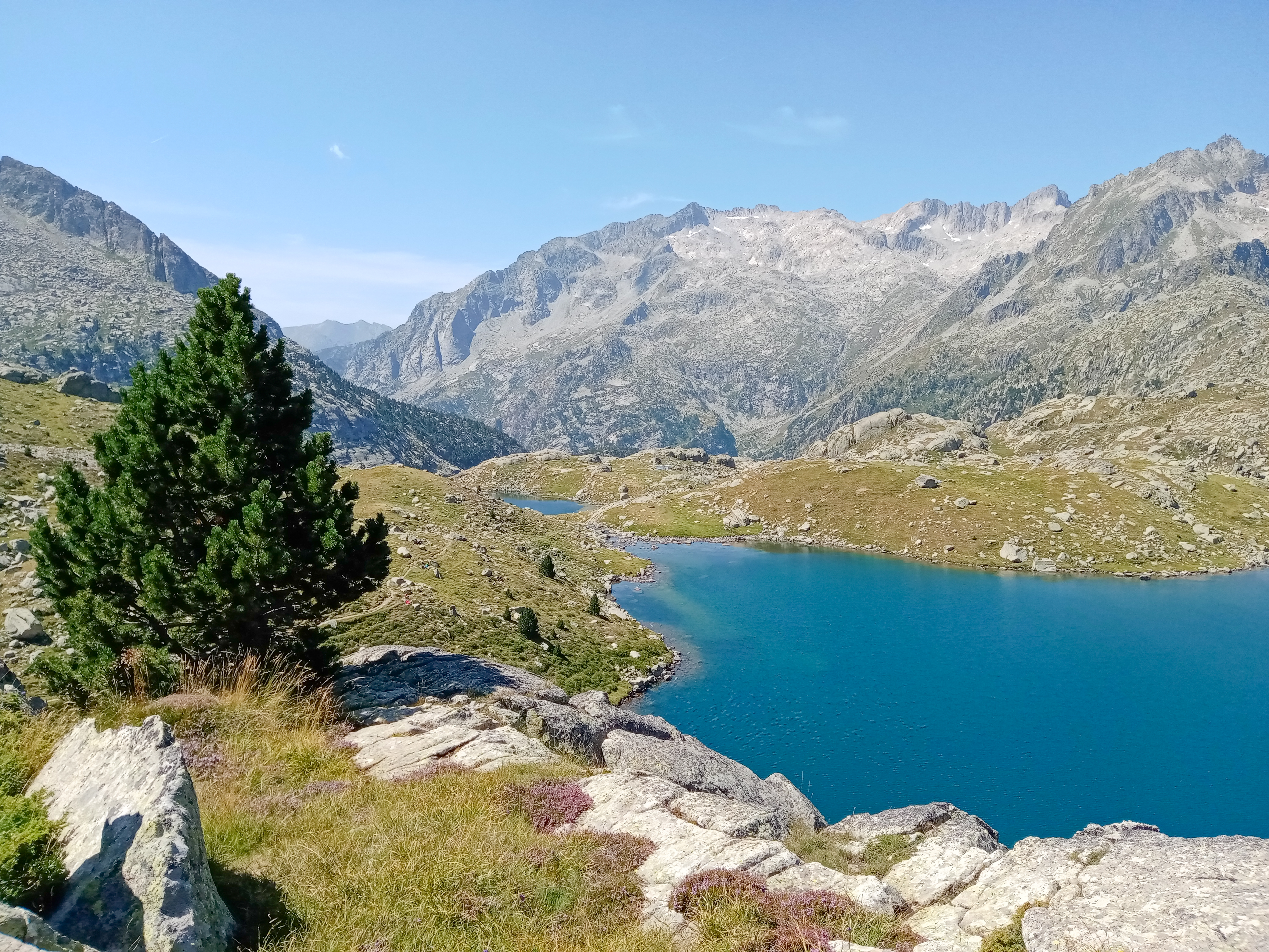 Jedno z jezer v národním parku Aigüestortes y Estany Sant Maurici