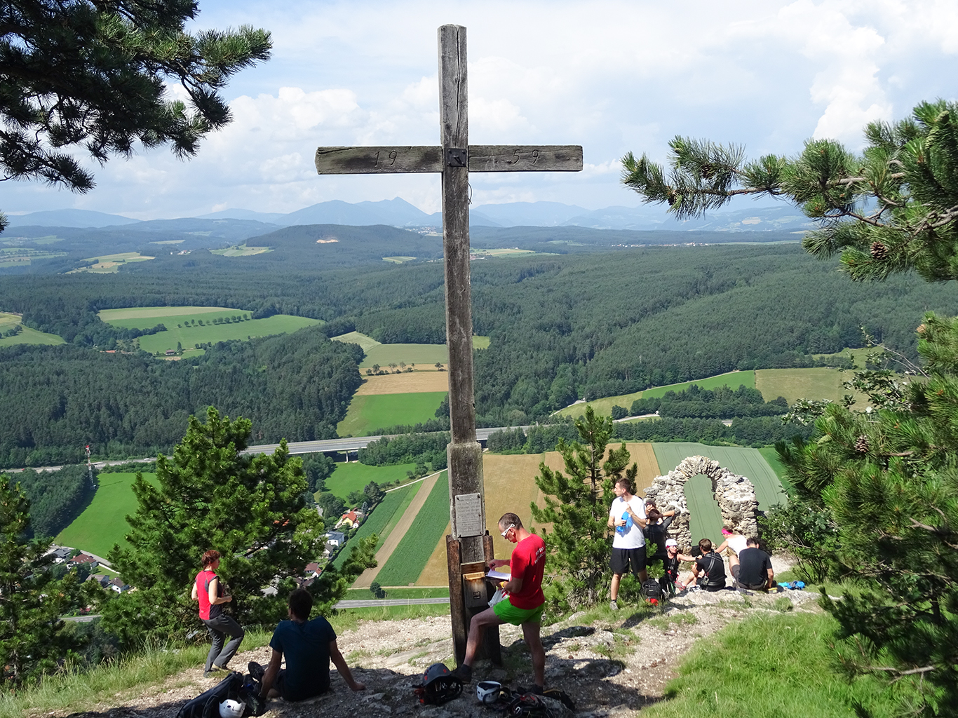 Vrcholový kříž na ferratě Pittentaler klettersteig